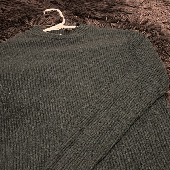Forest Green long sleeve perfect for the cold weather! - Picture 7 of 7